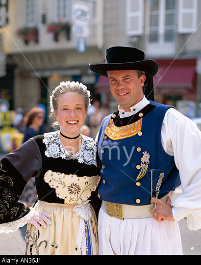 AN35J1 Breton Traditional Dress / Couple Dressed in Traditional Costume, Brittany, France